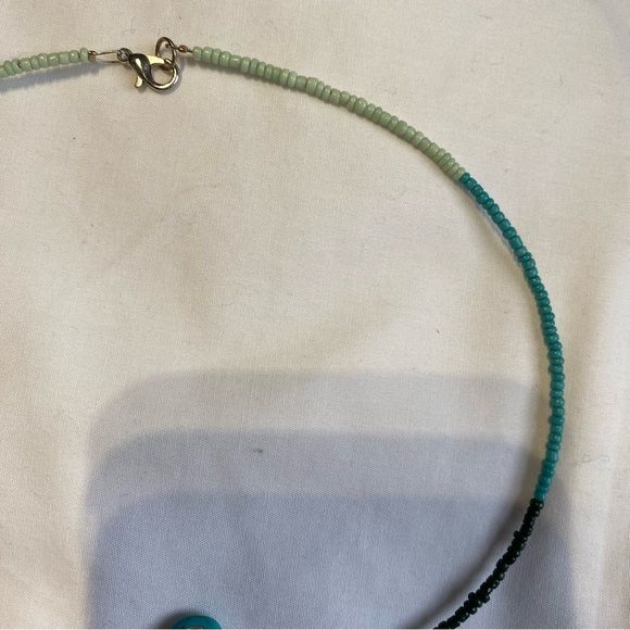 Short beaded necklace with elephant charm - Picture 3 of 6